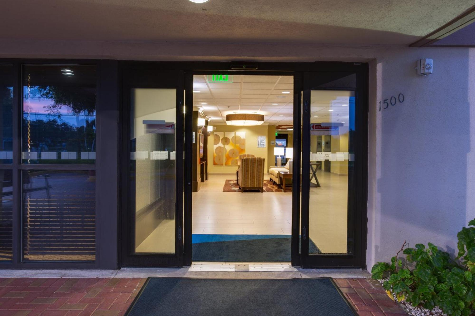 Holiday Inn Express Fort Lauderdale North - Executive Airport By Ihg Kültér fotó